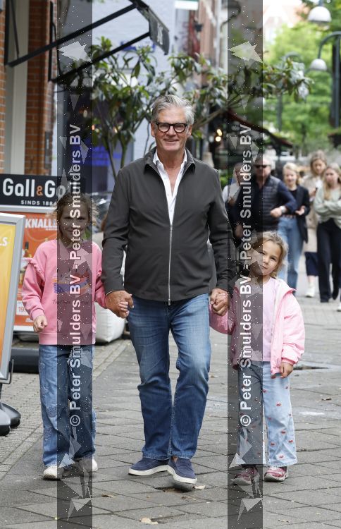 Amsterdam 12 juni 2026
Leo v Vliet met 2 van zijn kleindochtyers in Amsterdam zuid 