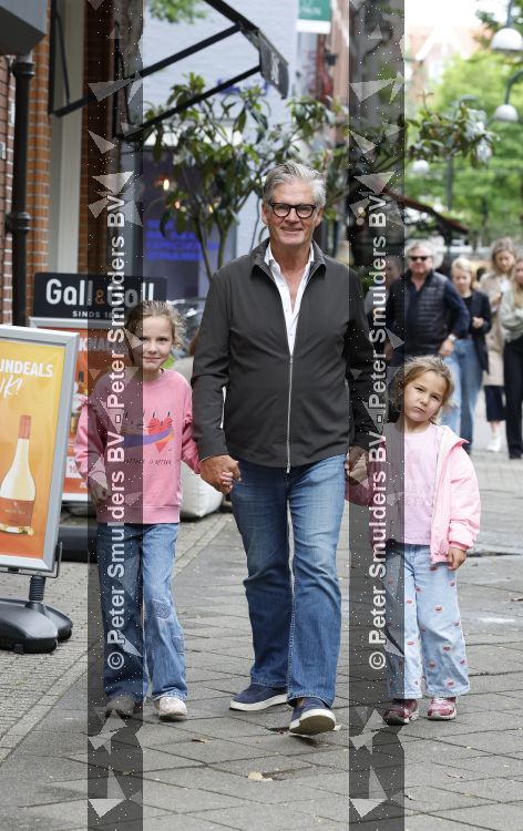 Amsterdam 12 juni 2026
Leo v Vliet met 2 van zijn kleindochtyers in Amsterdam zuid 