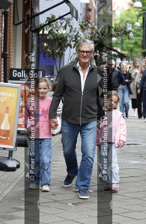 Amsterdam 12 juni 2026
Leo v Vliet met 2 van zijn kleindochtyers in Amsterdam zuid 