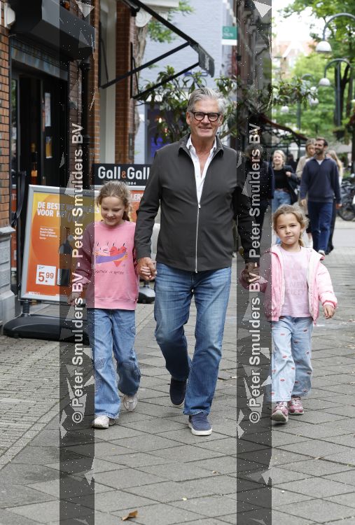 Amsterdam 12 juni 2026
Leo v Vliet met 2 van zijn kleindochtyers in Amsterdam zuid 