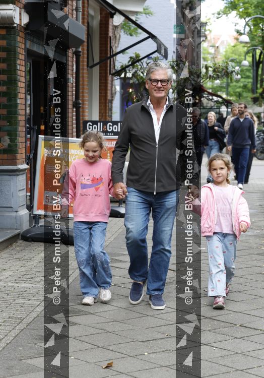 Amsterdam 12 juni 2026
Leo v Vliet met 2 van zijn kleindochtyers in Amsterdam zuid 
