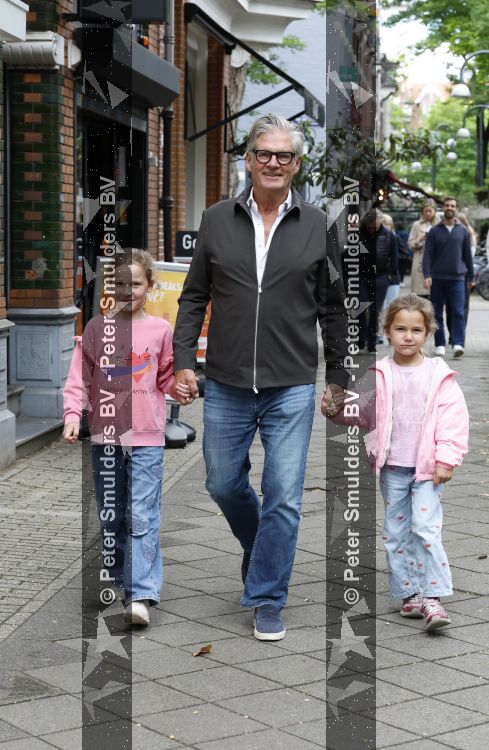 Amsterdam 12 juni 2026
Leo v Vliet met 2 van zijn kleindochtyers in Amsterdam zuid 