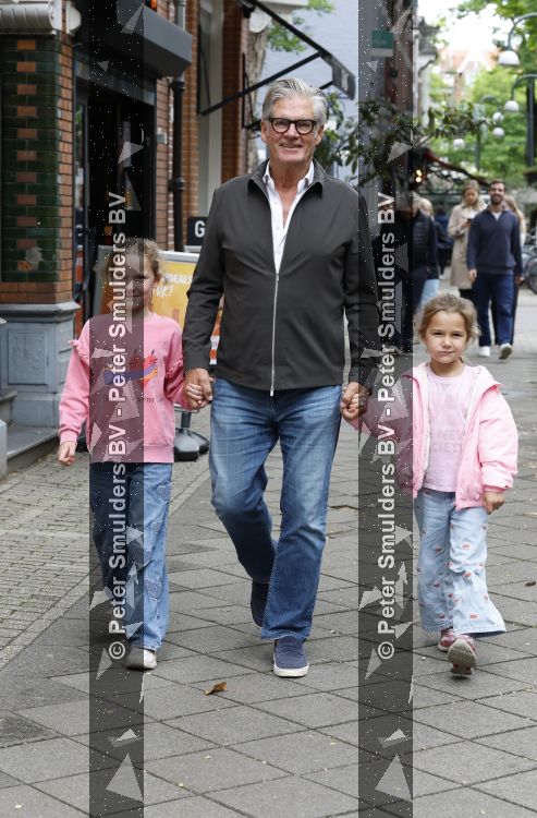 Amsterdam 12 juni 2026
Leo v Vliet met 2 van zijn kleindochtyers in Amsterdam zuid 