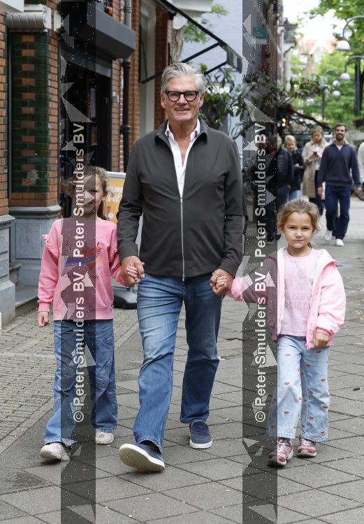 Amsterdam 12 juni 2026
Leo v Vliet met 2 van zijn kleindochtyers in Amsterdam zuid 