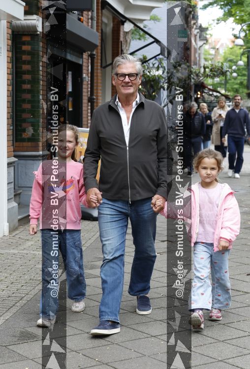 Amsterdam 12 juni 2026
Leo v Vliet met 2 van zijn kleindochtyers in Amsterdam zuid 