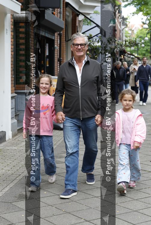 Amsterdam 12 juni 2026
Leo v Vliet met 2 van zijn kleindochtyers in Amsterdam zuid 