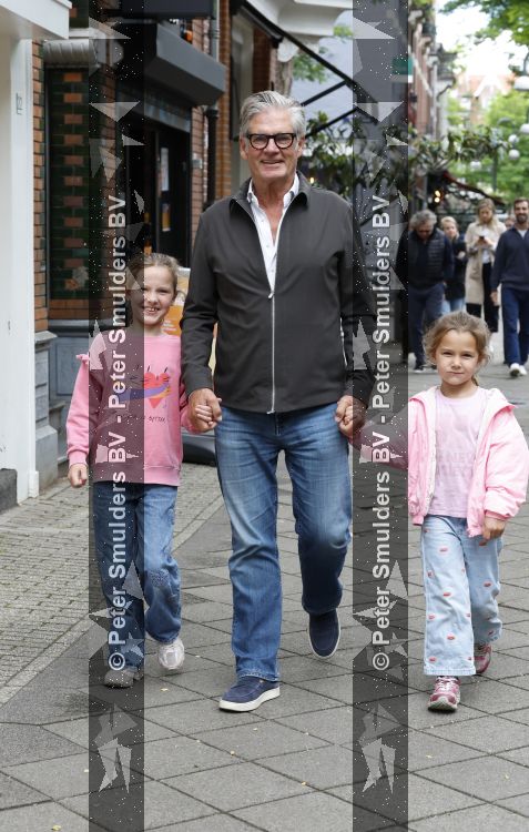 Amsterdam 12 juni 2026
Leo v Vliet met 2 van zijn kleindochtyers in Amsterdam zuid 
