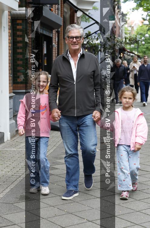 Amsterdam 12 juni 2026
Leo v Vliet met 2 van zijn kleindochtyers in Amsterdam zuid 