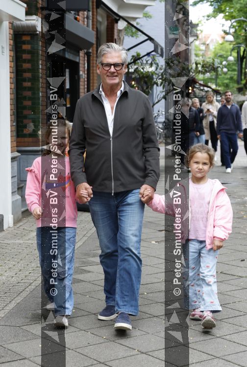 Amsterdam 12 juni 2026
Leo v Vliet met 2 van zijn kleindochtyers in Amsterdam zuid 