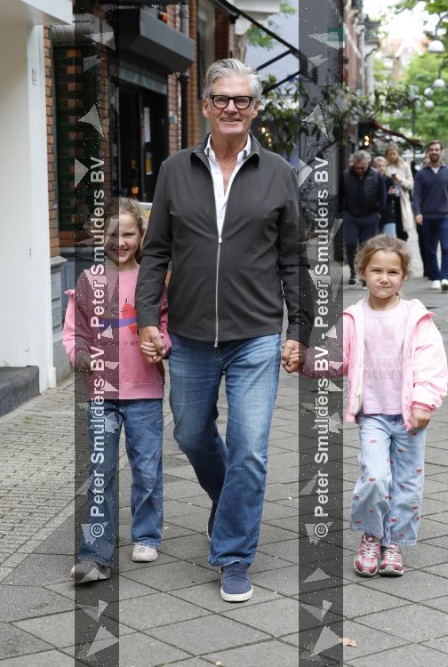 Amsterdam 12 juni 2026
Leo v Vliet met 2 van zijn kleindochtyers in Amsterdam zuid 