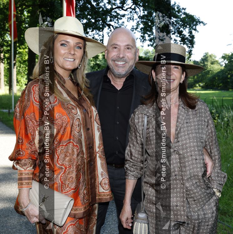 Breukelen 22 juni 2026
Nationale haringparty op Neyenrode . Lesley Bamberger met zijn vrouw Tanja en Ghytha Bijlsma