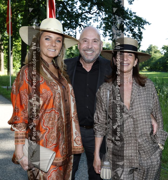 Breukelen 22 juni 2026
Nationale haringparty op Neyenrode . Lesley Bamberger met zijn vrouw Tanja en Ghytha Bijlsma
