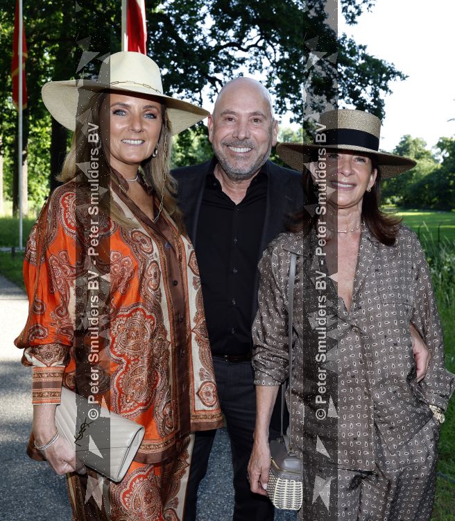 Breukelen 22 juni 2026
Nationale haringparty op Neyenrode . Lesley Bamberger met zijn vrouw Tanja en Ghytha Bijlsma