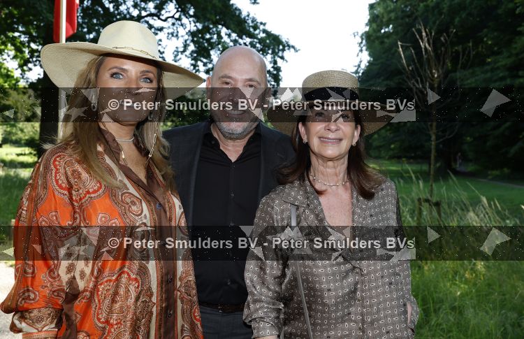 Breukelen 22 juni 2026
Nationale haringparty op Neyenrode . Lesley Bamberger met zijn vrouw Tanja en Ghytha Bijlsma
