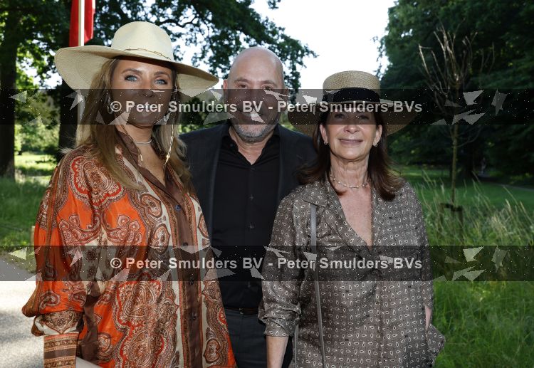 Breukelen 22 juni 2026
Nationale haringparty op Neyenrode . Lesley Bamberger met zijn vrouw Tanja en Ghytha Bijlsma