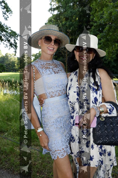 Breukelen 22 juni 2026
Nationale haringparty op Neyenrode . Lili Genee kwam met vriendin Kim Beumer 