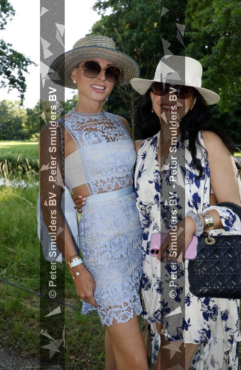 Breukelen 22 juni 2026
Nationale haringparty op Neyenrode . Lili Genee kwam met vriendin Kim Beumer 