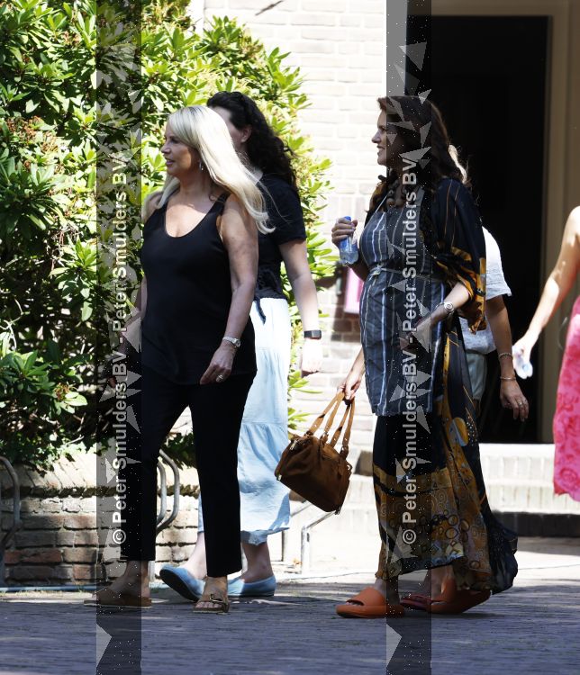 Laren 23 juni 2026
Opnames Gooische vrouwen met aanwezig Linda de Mol Tjitske Reidinga Susan Visser en Lies Visschedijk . Opnames vinden plaats bij restaurant Brink 20 
