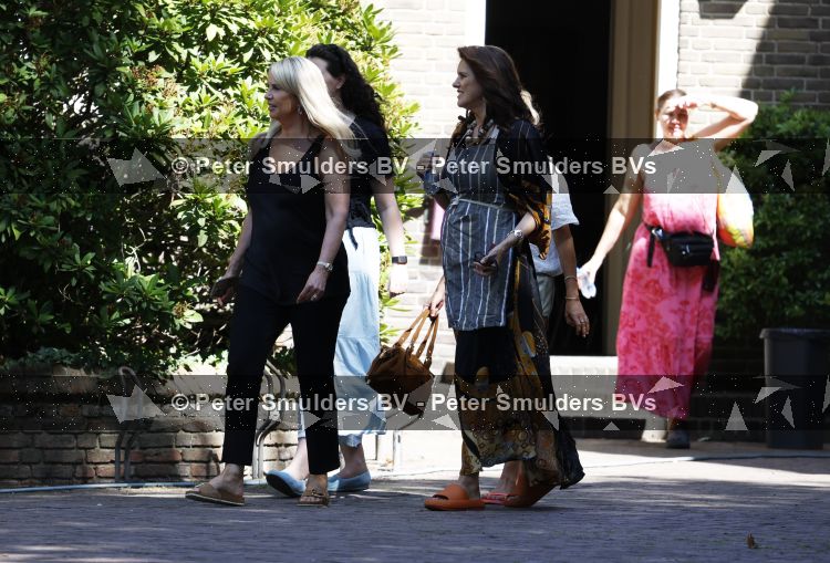Laren 23 juni 2026
Opnames Gooische vrouwen met aanwezig Linda de Mol Tjitske Reidinga Susan Visser en Lies Visschedijk . Opnames vinden plaats bij restaurant Brink 20 
