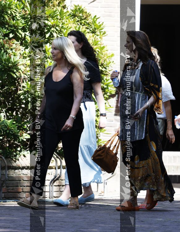 Laren 23 juni 2026
Opnames Gooische vrouwen met aanwezig Linda de Mol Tjitske Reidinga Susan Visser en Lies Visschedijk . Opnames vinden plaats bij restaurant Brink 20 

