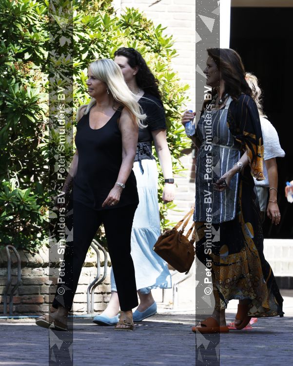 Laren 23 juni 2026
Opnames Gooische vrouwen met aanwezig Linda de Mol Tjitske Reidinga Susan Visser en Lies Visschedijk . Opnames vinden plaats bij restaurant Brink 20 

