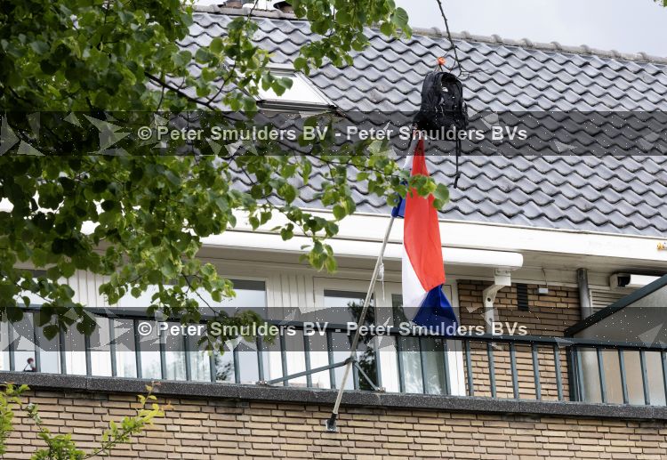 Amsterdam 11 jun i 2026
Martijn Krabbe bij zijn huis . de vlag hangt uit omdat zoon Achilles geslaagd is .