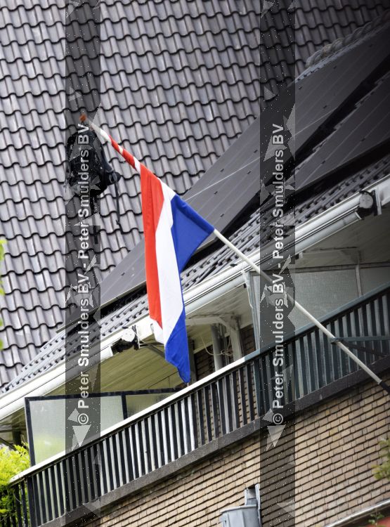 Amsterdam 11 jun i 2026
Martijn Krabbe bij zijn huis . de vlag hangt uit omdat zoon Achilles geslaagd is .