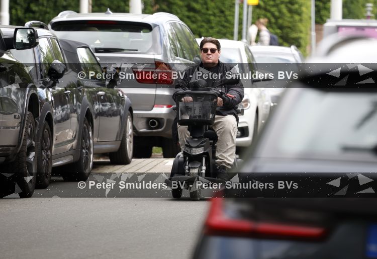 Amsterdam 15 juni 2026
Martijn Krabbe rijdt door Amsterdam zuid en gaat daarna op terras zitten met een vriendin