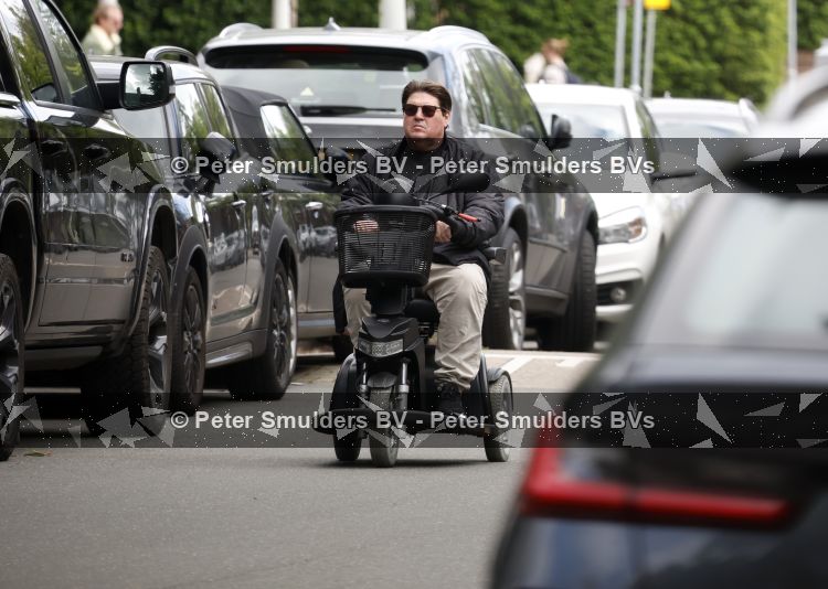 Amsterdam 15 juni 2026
Martijn Krabbe rijdt door Amsterdam zuid en gaat daarna op terras zitten met een vriendin