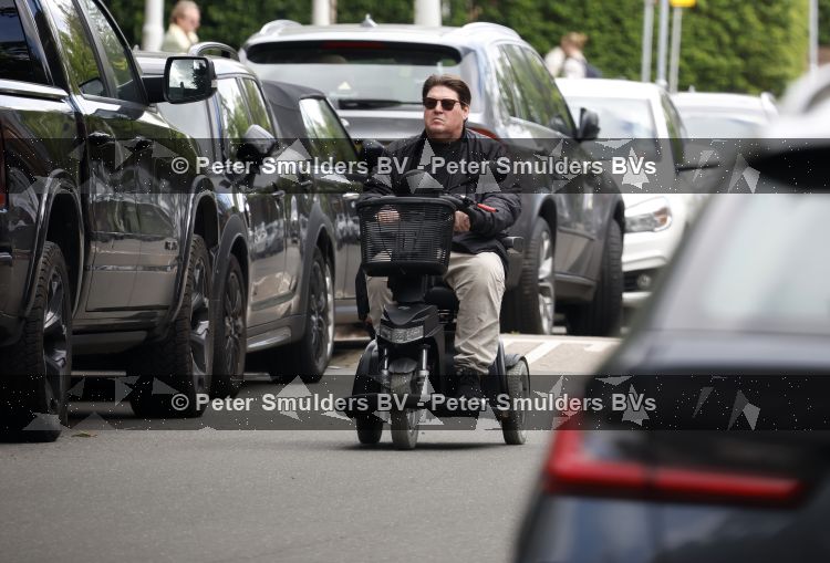 Amsterdam 15 juni 2026
Martijn Krabbe rijdt door Amsterdam zuid en gaat daarna op terras zitten met een vriendin