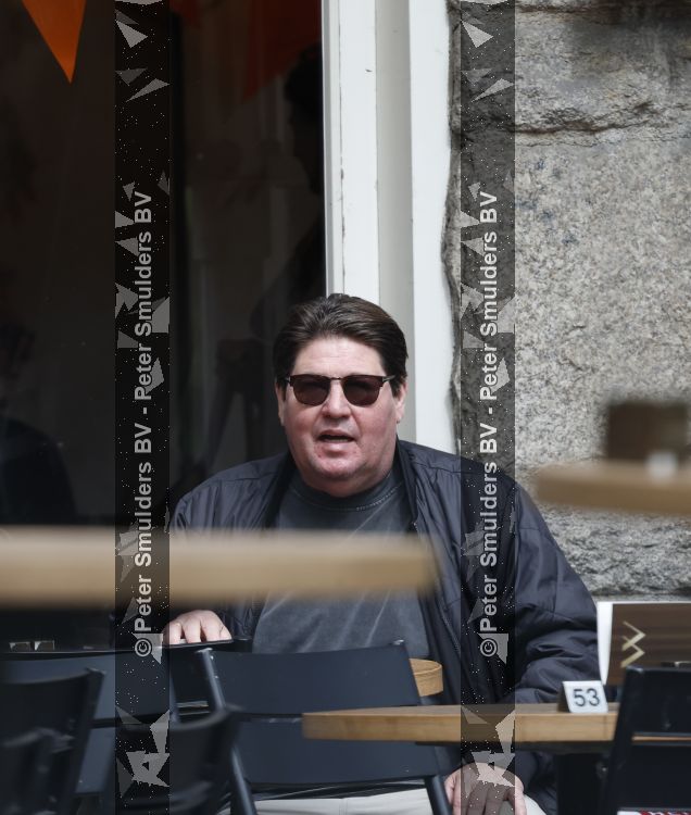 Amsterdam 15 juni 2026
Martijn Krabbe rijdt door Amsterdam zuid en gaat daarna op terras zitten met een vriendin