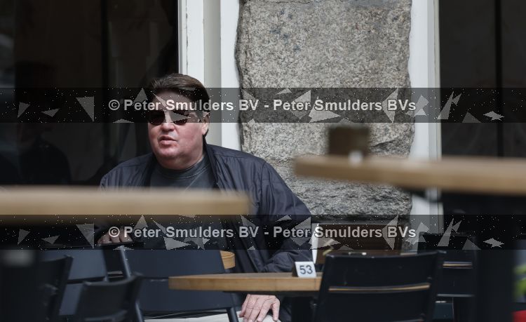 Amsterdam 15 juni 2026
Martijn Krabbe rijdt door Amsterdam zuid en gaat daarna op terras zitten met een vriendin