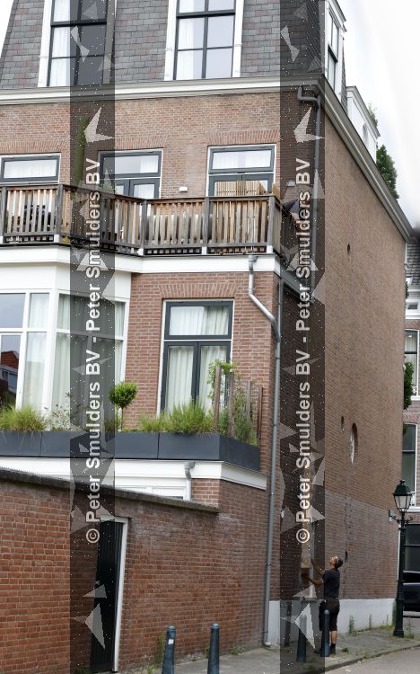 Den Haag 30 juni 2026
Bij het huis van Matthijs v Nieuwkerk en zijn vrouw Martha worden zonweringen op gehangen 