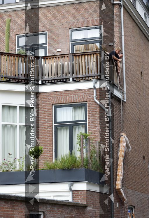 Den Haag 30 juni 2026
Bij het huis van Matthijs v Nieuwkerk en zijn vrouw Martha worden zonweringen op gehangen 