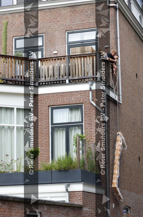 Den Haag 30 juni 2026
Bij het huis van Matthijs v Nieuwkerk en zijn vrouw Martha worden zonweringen op gehangen 