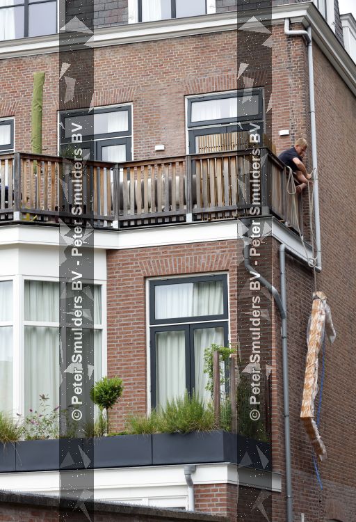 Den Haag 30 juni 2026
Bij het huis van Matthijs v Nieuwkerk en zijn vrouw Martha worden zonweringen op gehangen 