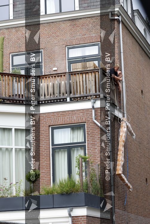 Den Haag 30 juni 2026
Bij het huis van Matthijs v Nieuwkerk en zijn vrouw Martha worden zonweringen op gehangen 