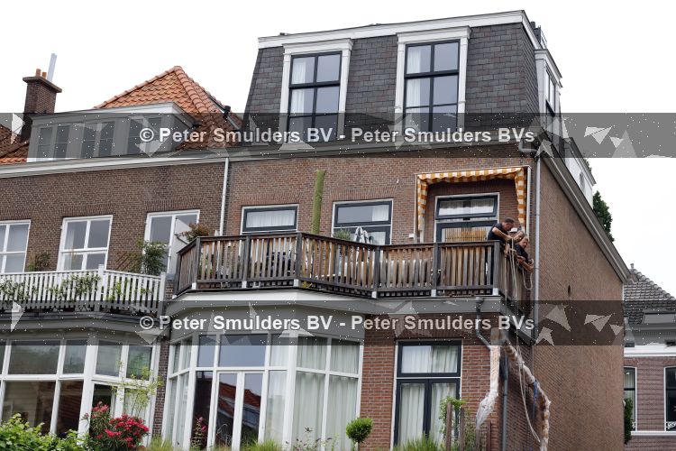 Den Haag 30 juni 2026
Bij het huis van Matthijs v Nieuwkerk en zijn vrouw Martha worden zonweringen op gehangen 