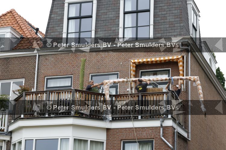 Den Haag 30 juni 2026
Bij het huis van Matthijs v Nieuwkerk en zijn vrouw Martha worden zonweringen op gehangen 