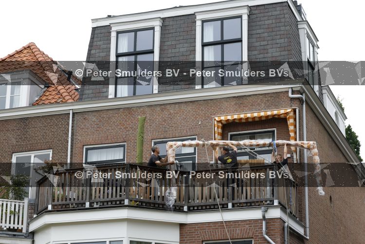 Den Haag 30 juni 2026
Bij het huis van Matthijs v Nieuwkerk en zijn vrouw Martha worden zonweringen op gehangen 