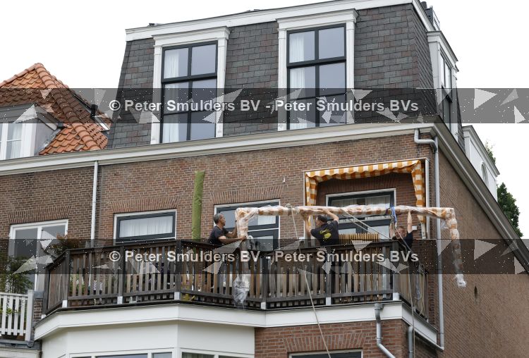 Den Haag 30 juni 2026
Bij het huis van Matthijs v Nieuwkerk en zijn vrouw Martha worden zonweringen op gehangen 