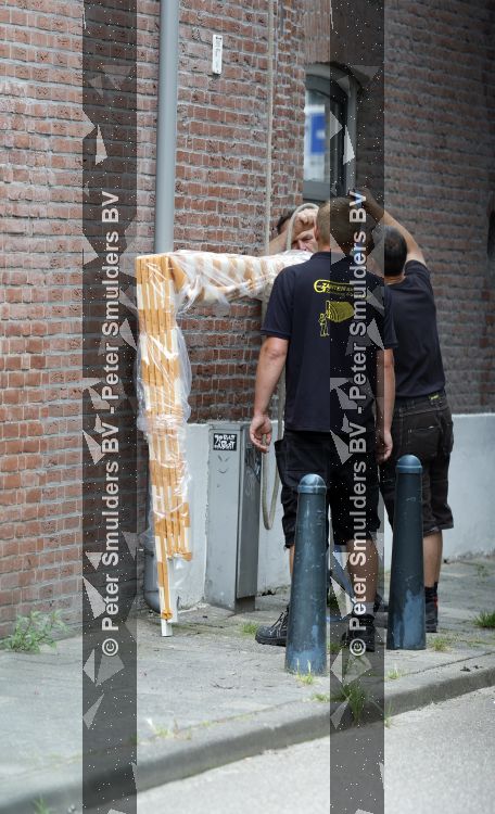 Den Haag 30 juni 2026
Bij het huis van Matthijs v Nieuwkerk en zijn vrouw Martha worden zonweringen op gehangen 