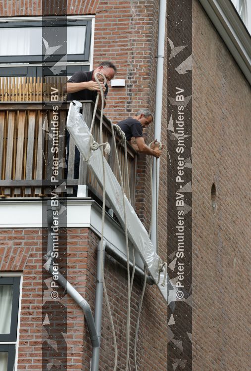 Den Haag 30 juni 2026
Bij het huis van Matthijs v Nieuwkerk en zijn vrouw Martha worden zonweringen op gehangen 