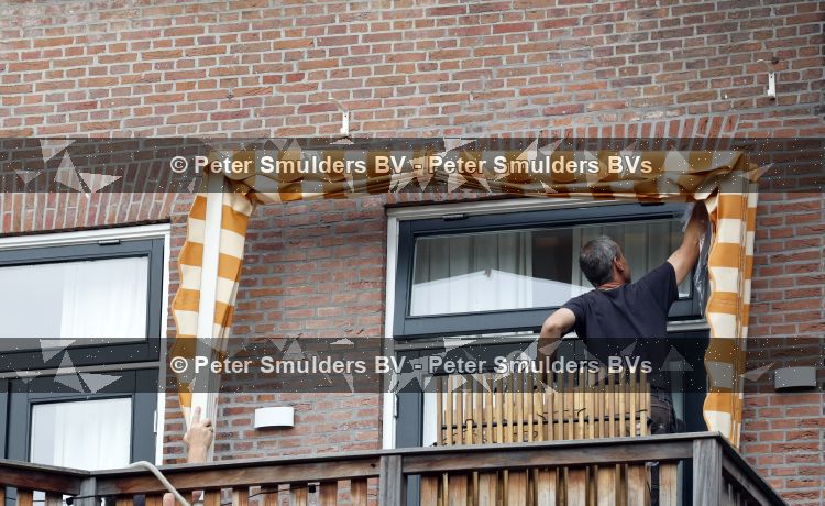 Den Haag 30 juni 2026
Bij het huis van Matthijs v Nieuwkerk en zijn vrouw Martha worden zonweringen op gehangen 