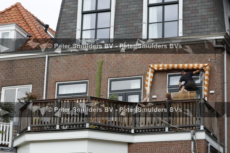 Den Haag 30 juni 2026
Bij het huis van Matthijs v Nieuwkerk en zijn vrouw Martha worden zonweringen op gehangen 