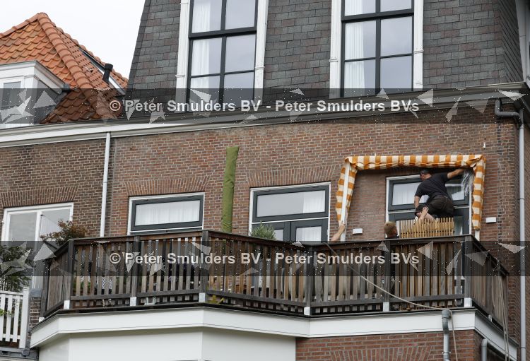 Den Haag 30 juni 2026
Bij het huis van Matthijs v Nieuwkerk en zijn vrouw Martha worden zonweringen op gehangen 