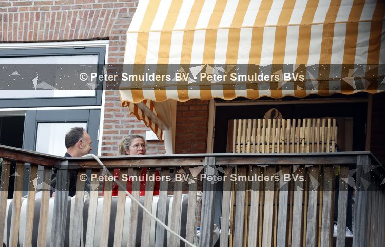 Den Haag 30 juni 2026
Bij het huis van Matthijs v Nieuwkerk en zijn vrouw Martha worden zonweringen op gehangen 