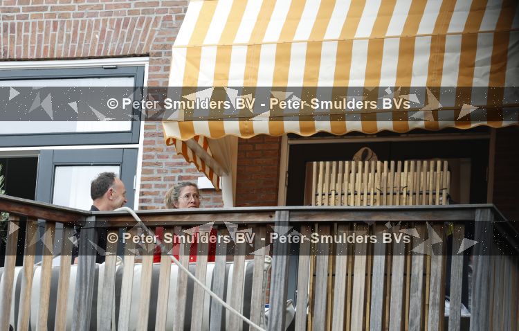 Den Haag 30 juni 2026
Bij het huis van Matthijs v Nieuwkerk en zijn vrouw Martha worden zonweringen op gehangen 