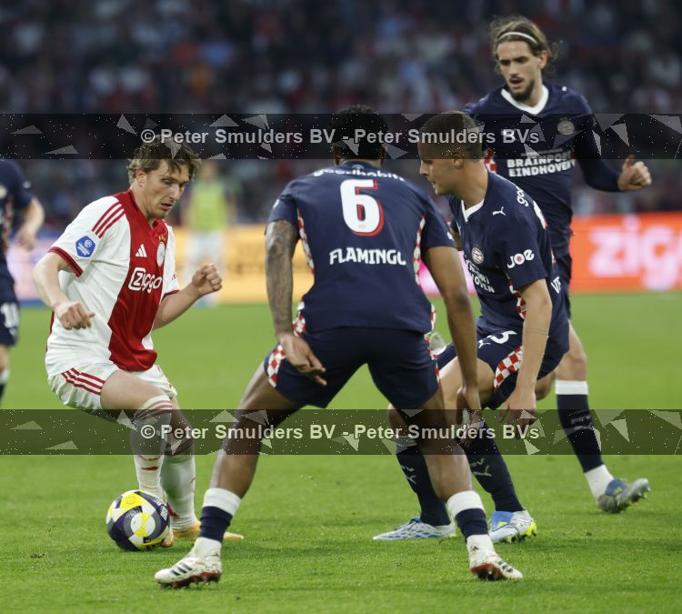 Amsterdam, 2 Mei 2026
Kompetitiewedstrijd AJAX-PSV, eindstand 2-2
Mika Godts met Joey Veerman en Ryan Flamingo