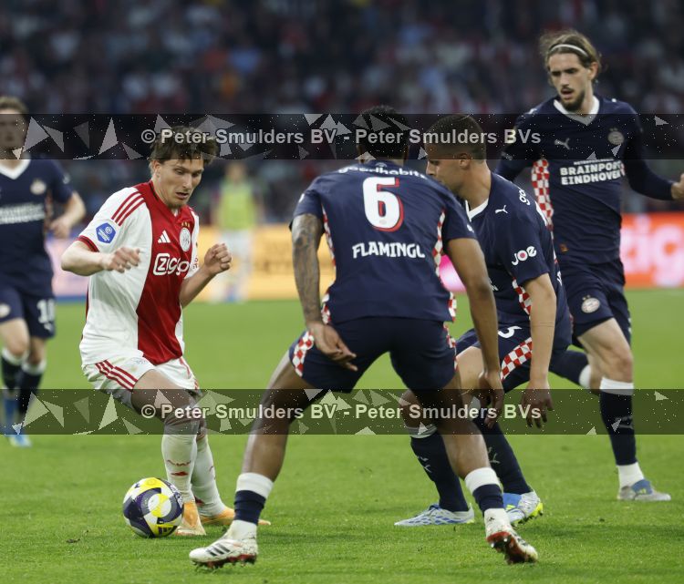 Amsterdam, 2 Mei 2026
Kompetitiewedstrijd AJAX-PSV, eindstand 2-2
Mika Godts met Joey Veerman en Ryan Flamingo